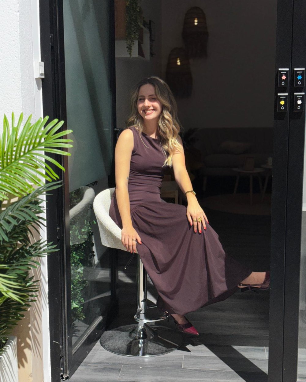 Elena Hernández en la entrada de su consulta