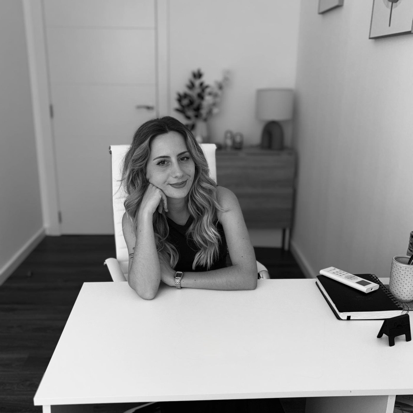 Elena Hernández en su consulta de Valencia